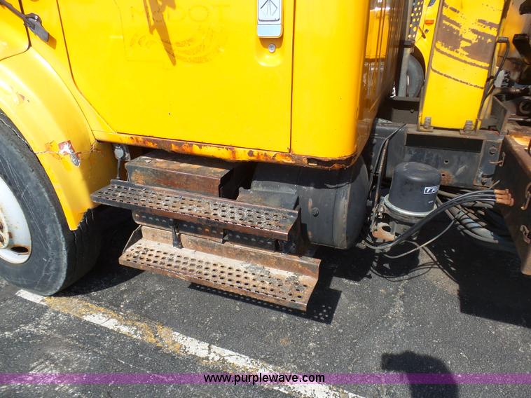 image for item BH9387 2000 International 4900 dump truck