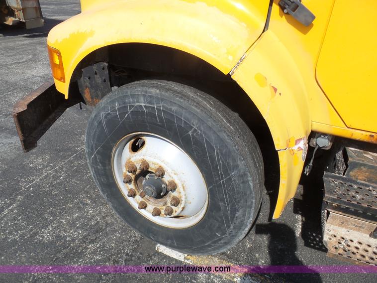 image for item BH9387 2000 International 4900 dump truck