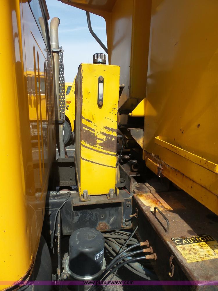 image for item BH9387 2000 International 4900 dump truck