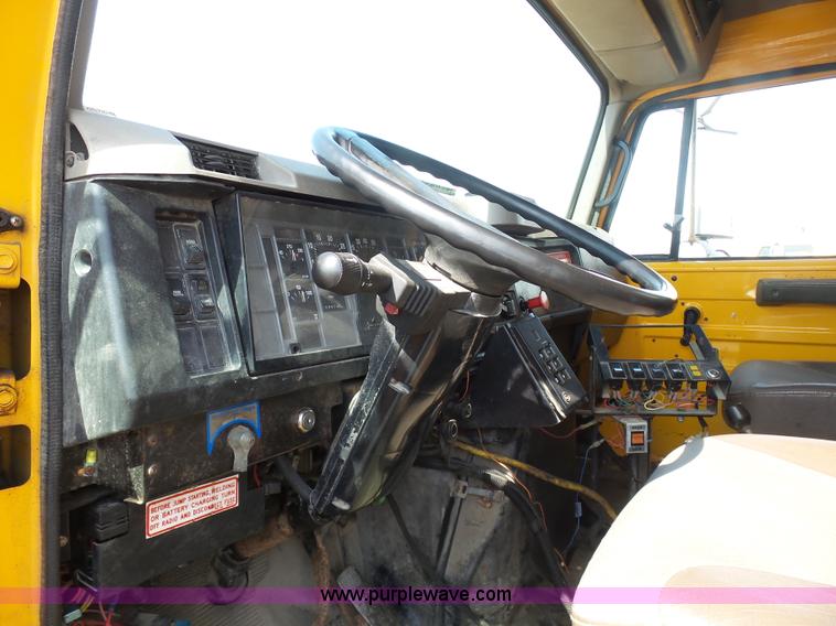 image for item BH9387 2000 International 4900 dump truck