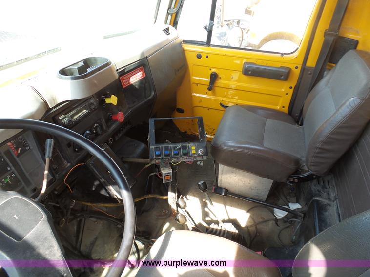 image for item BH9387 2000 International 4900 dump truck