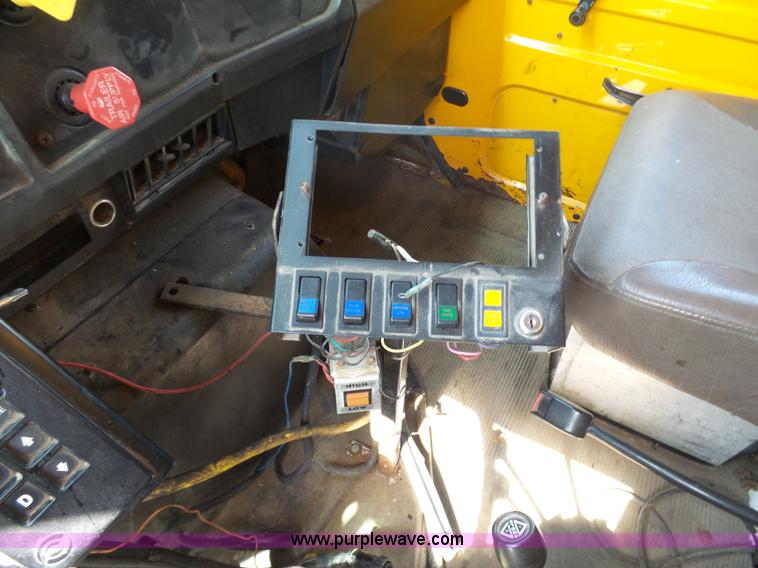 image for item BH9387 2000 International 4900 dump truck