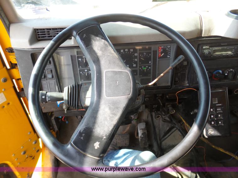 image for item BH9387 2000 International 4900 dump truck