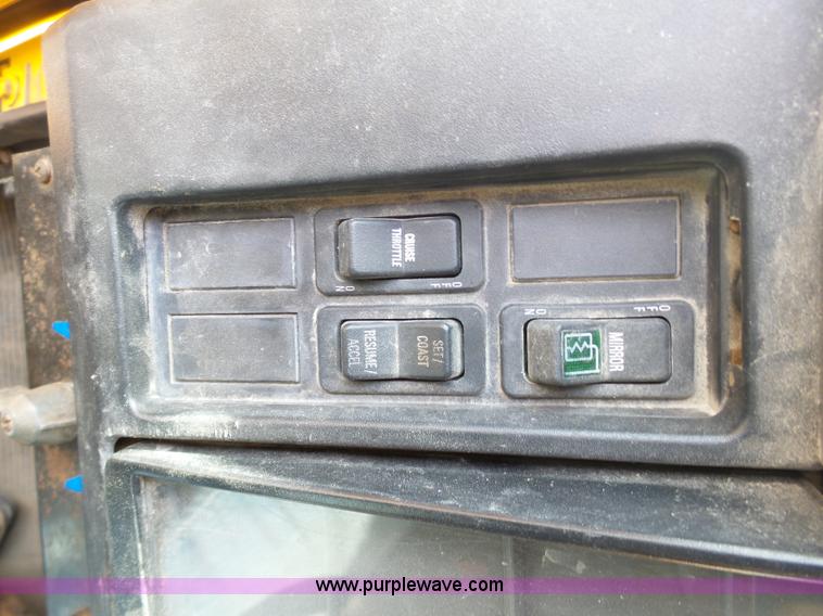 image for item BH9387 2000 International 4900 dump truck