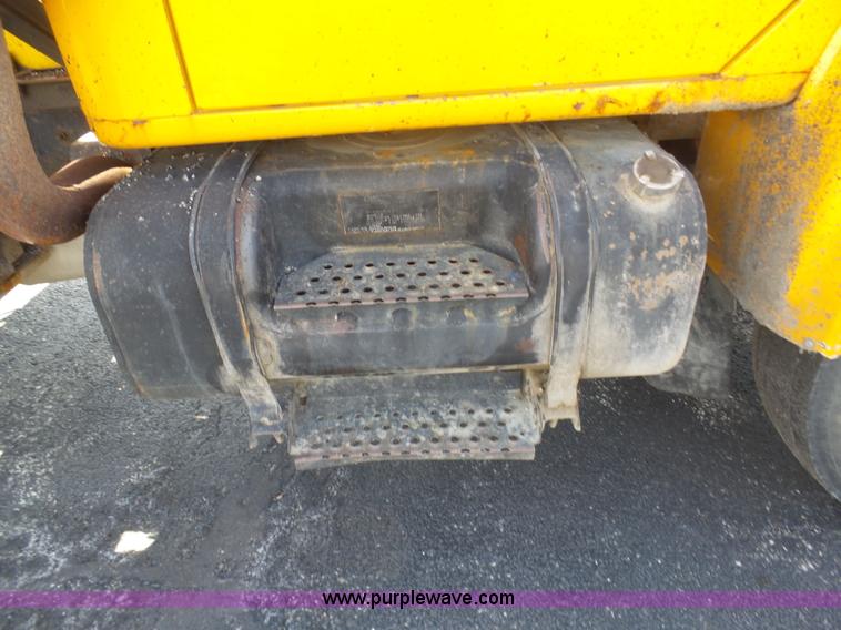 image for item BH9388 2000 International 4900 dump truck