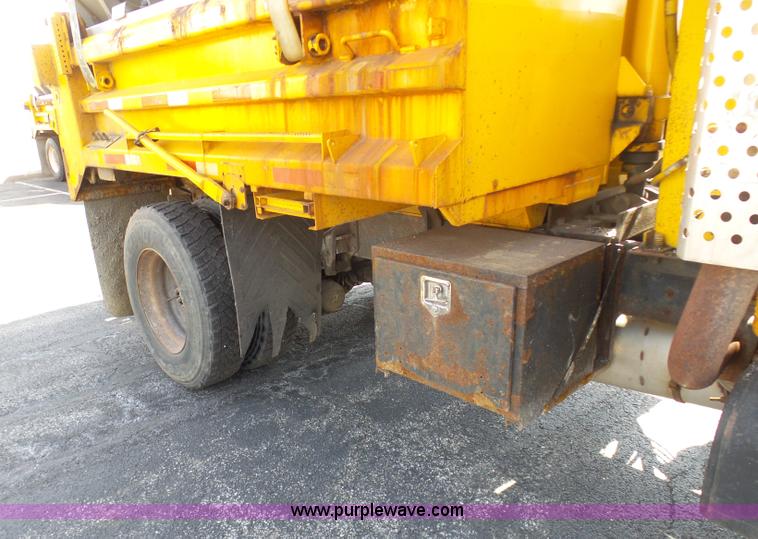 image for item BH9388 2000 International 4900 dump truck