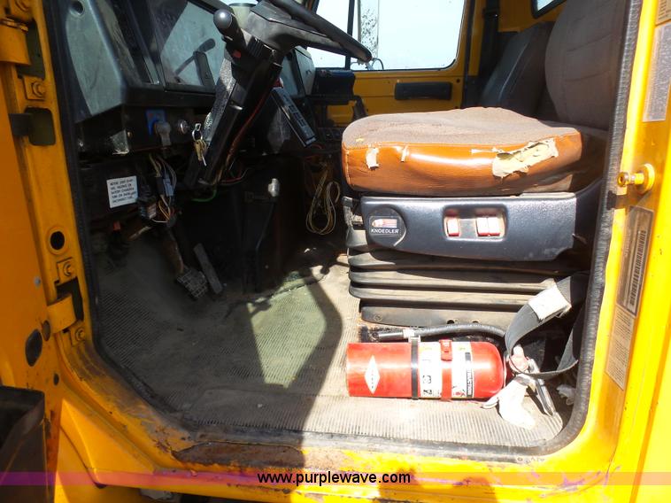 image for item BH9388 2000 International 4900 dump truck