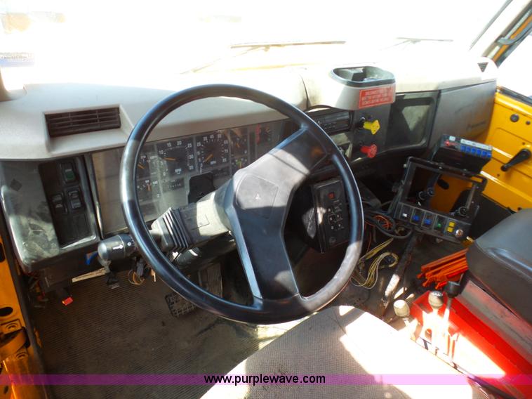 image for item BH9388 2000 International 4900 dump truck