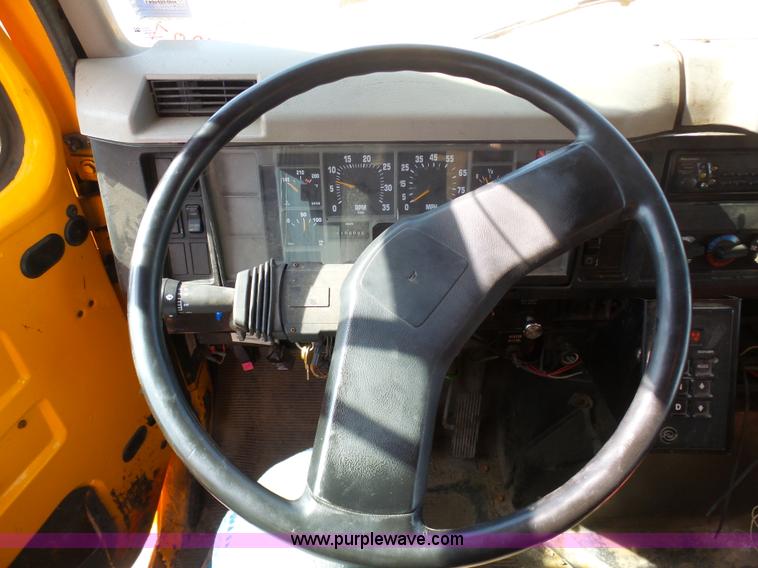 image for item BH9388 2000 International 4900 dump truck