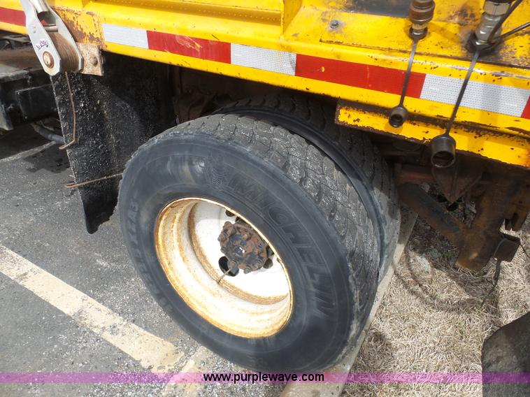 image for item BH9398 2002 International 4900 dump truck