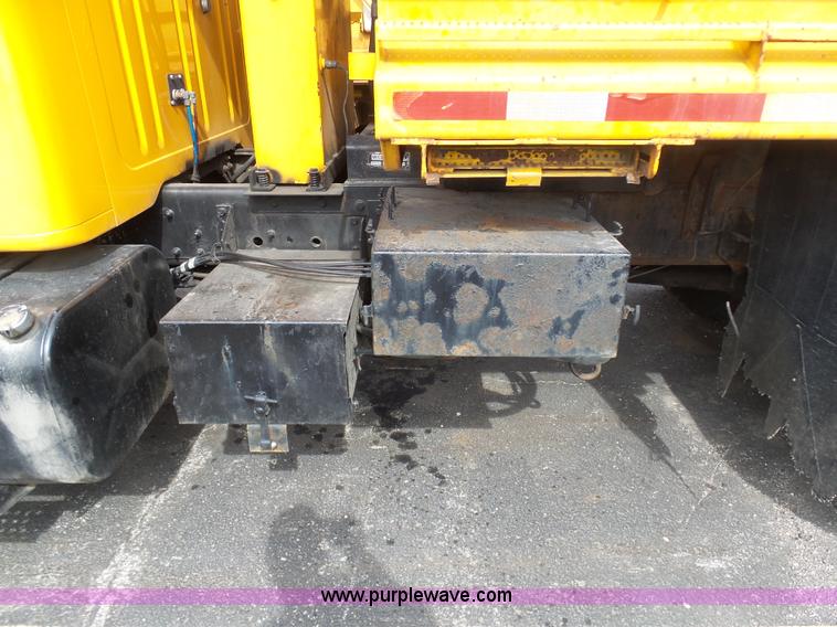 image for item BH9398 2002 International 4900 dump truck