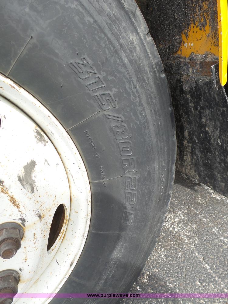 image for item BH9398 2002 International 4900 dump truck