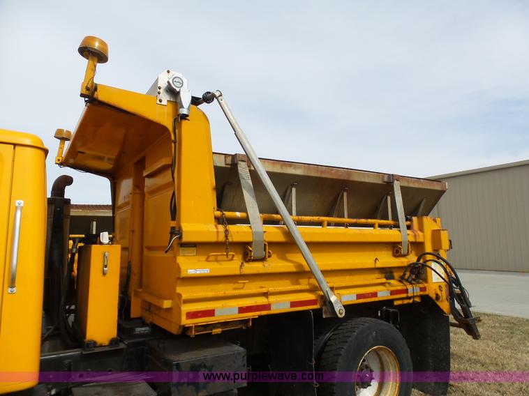 image for item BH9398 2002 International 4900 dump truck