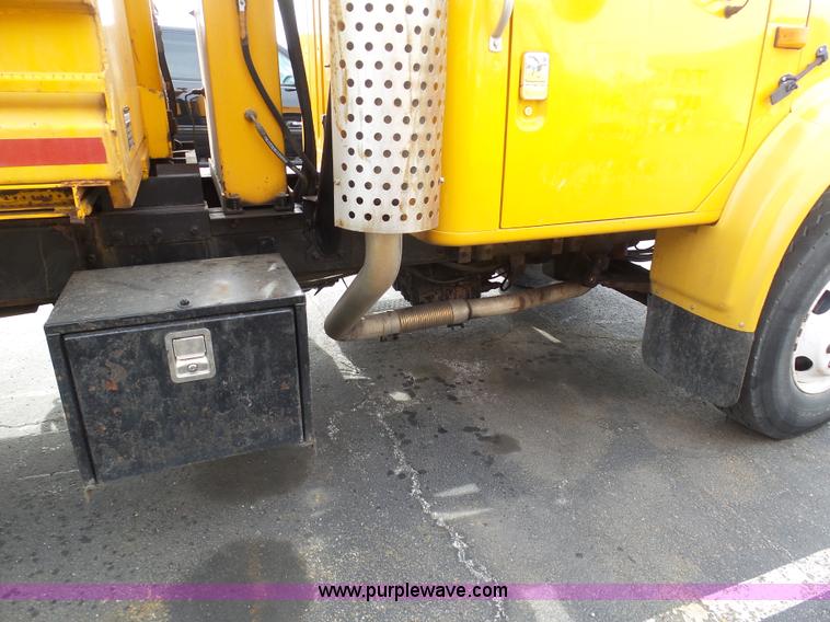 image for item BH9398 2002 International 4900 dump truck