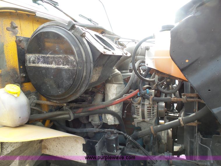 image for item BH9398 2002 International 4900 dump truck