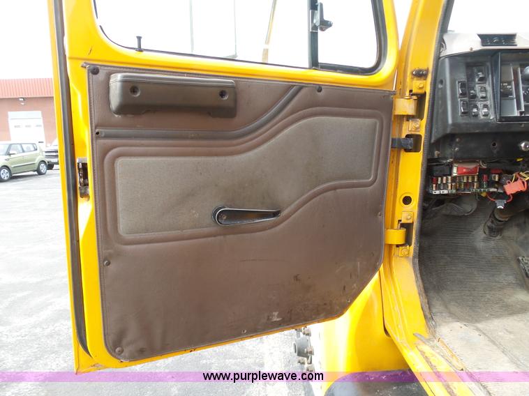 image for item BH9398 2002 International 4900 dump truck