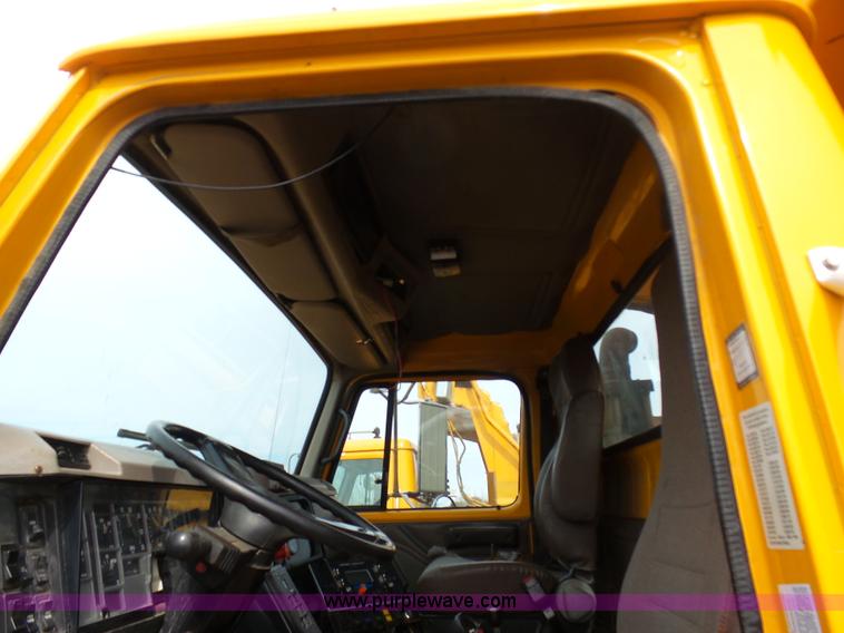 image for item BH9398 2002 International 4900 dump truck