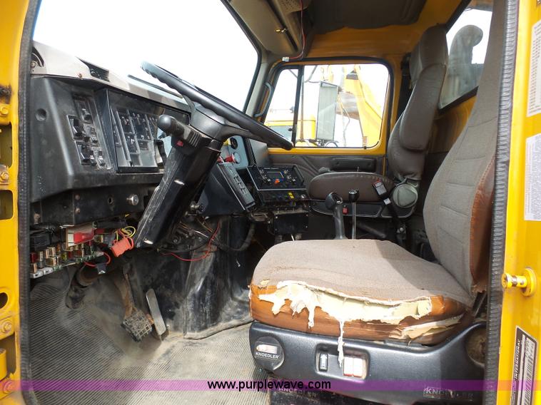 image for item BH9398 2002 International 4900 dump truck