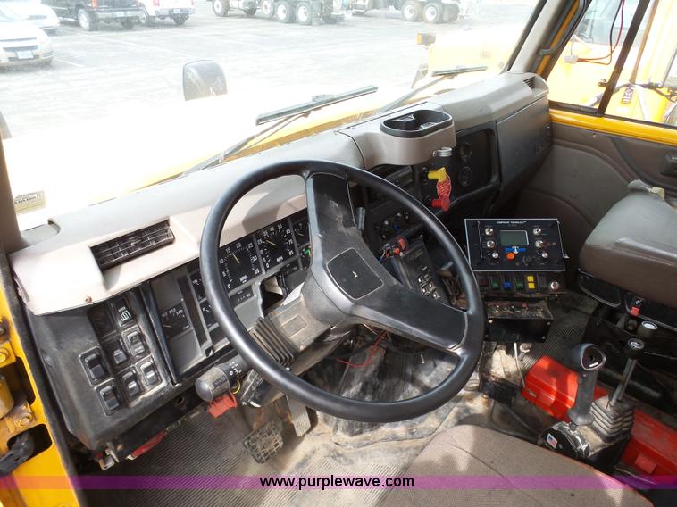 image for item BH9398 2002 International 4900 dump truck