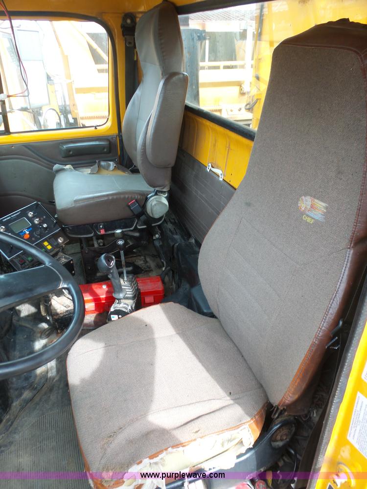 image for item BH9398 2002 International 4900 dump truck