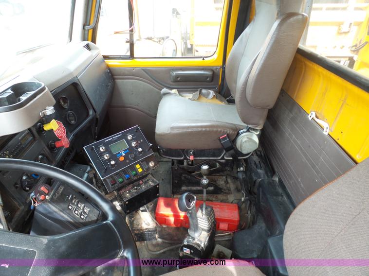 image for item BH9398 2002 International 4900 dump truck