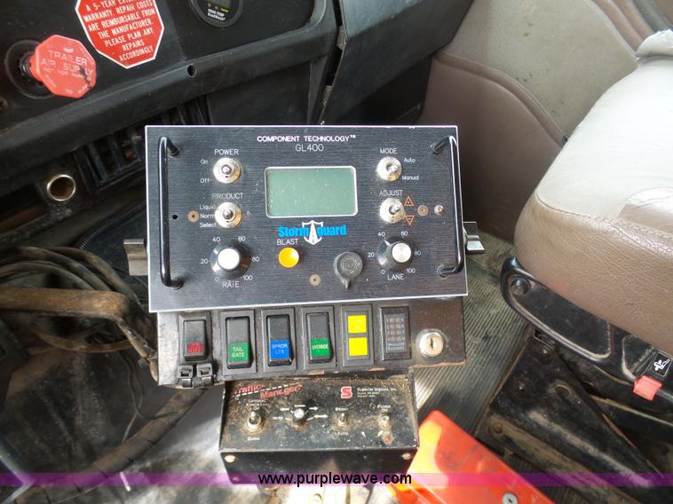 image for item BH9398 2002 International 4900 dump truck