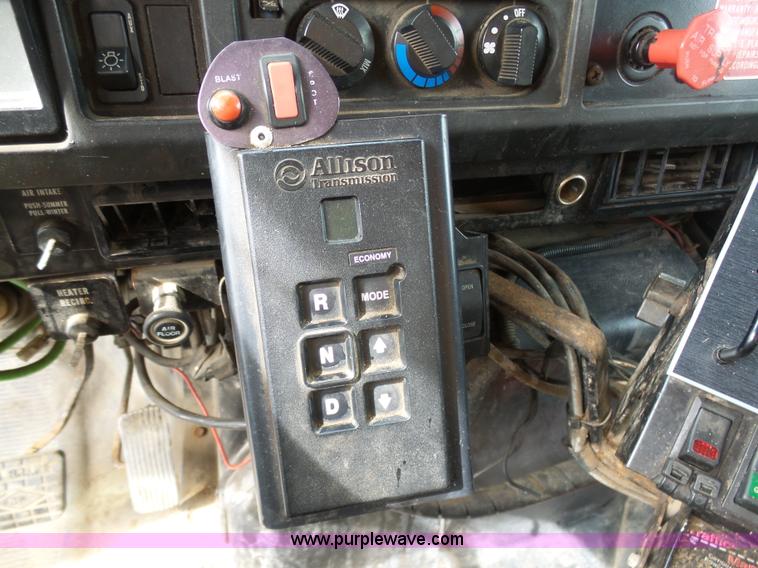 image for item BH9398 2002 International 4900 dump truck