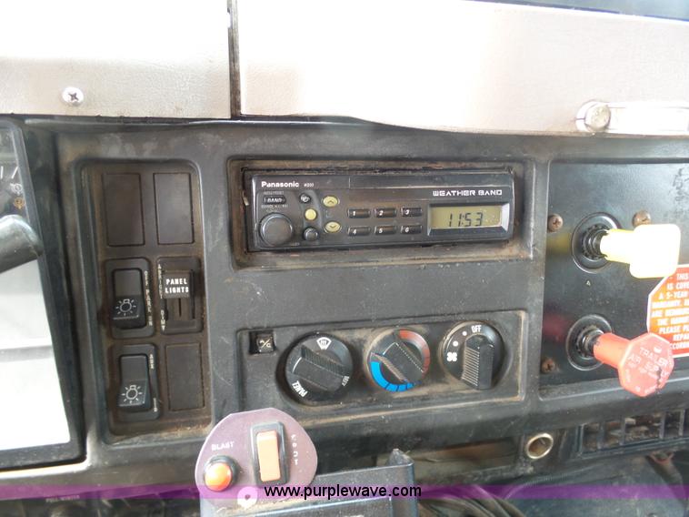 image for item BH9398 2002 International 4900 dump truck