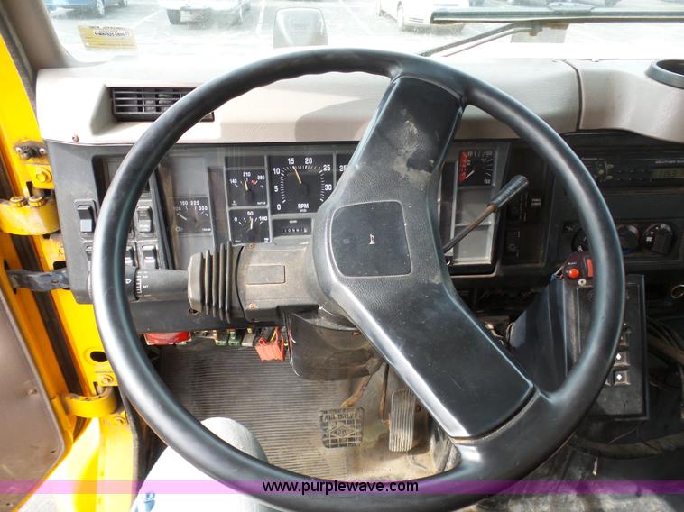 image for item BH9398 2002 International 4900 dump truck