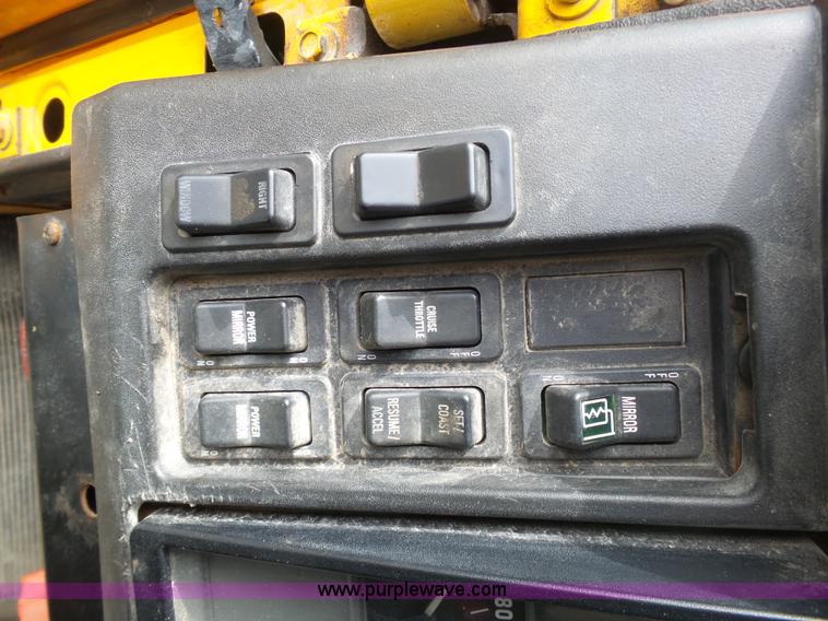 image for item BH9398 2002 International 4900 dump truck