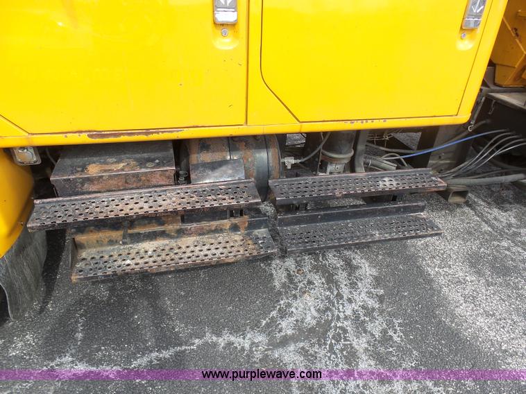 image for item BH9400 2001 International 4900 dump truck