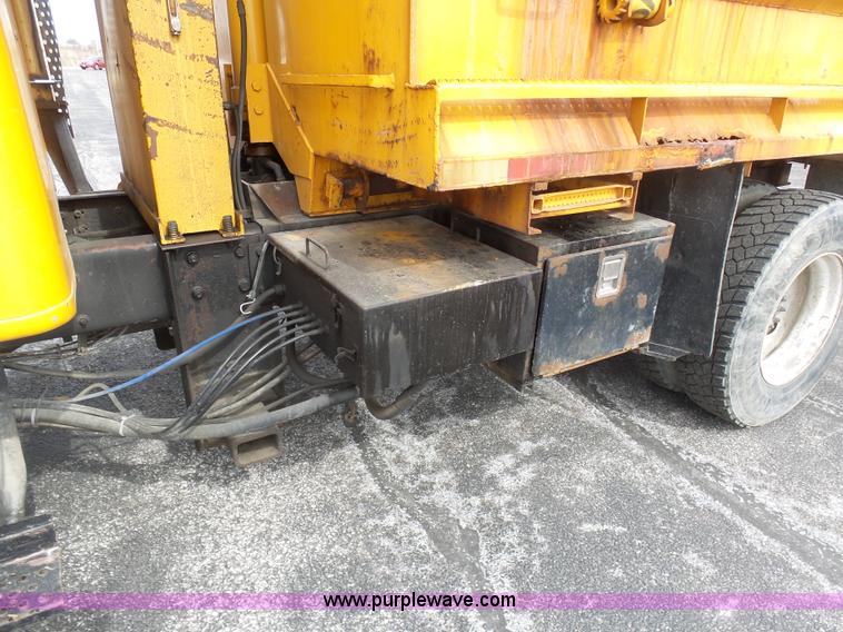 image for item BH9400 2001 International 4900 dump truck