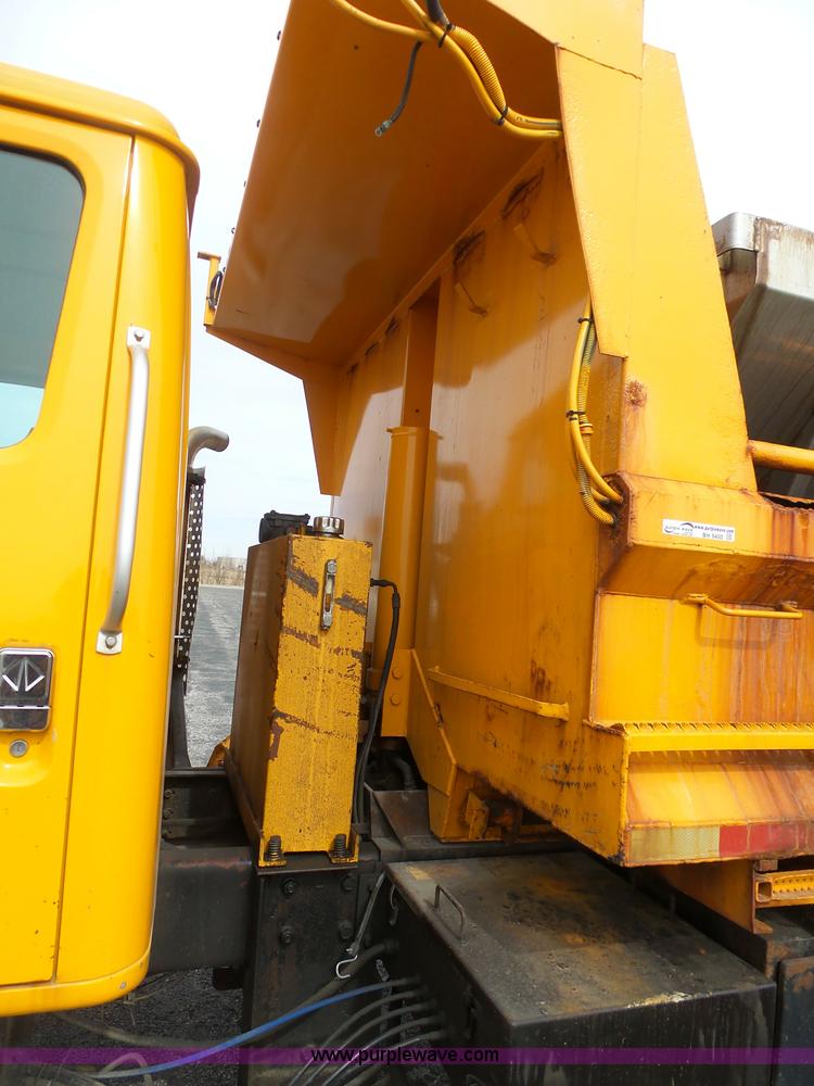 image for item BH9400 2001 International 4900 dump truck