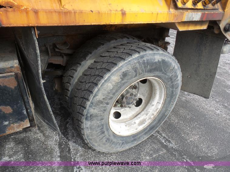 image for item BH9400 2001 International 4900 dump truck