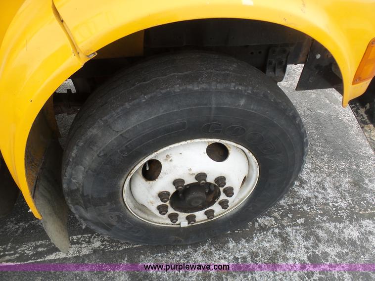 image for item BH9400 2001 International 4900 dump truck