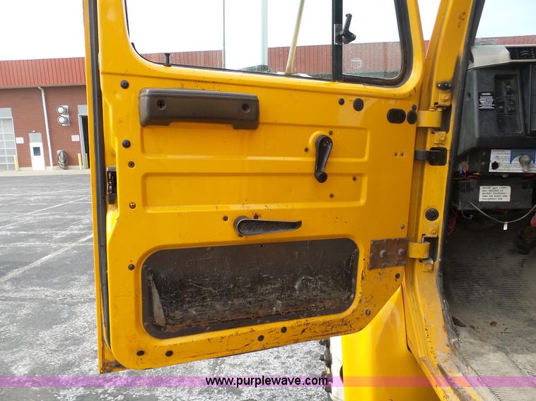 image for item BH9400 2001 International 4900 dump truck
