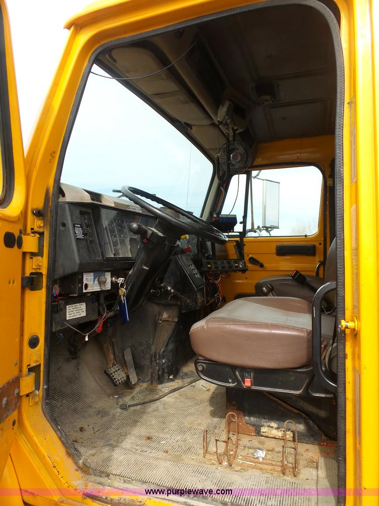 image for item BH9400 2001 International 4900 dump truck