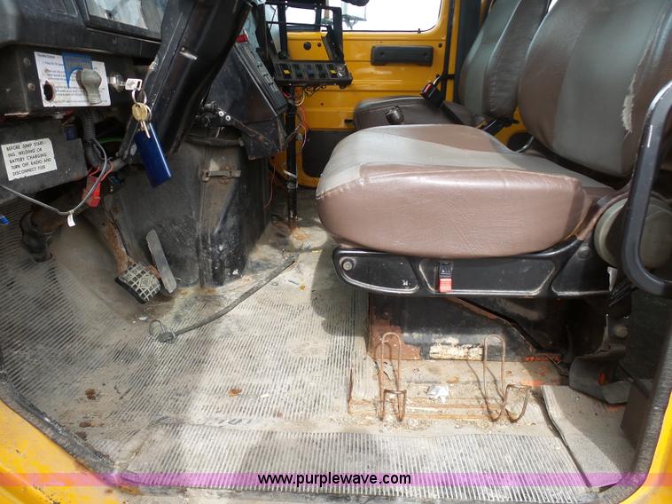 image for item BH9400 2001 International 4900 dump truck