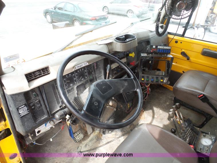 image for item BH9400 2001 International 4900 dump truck