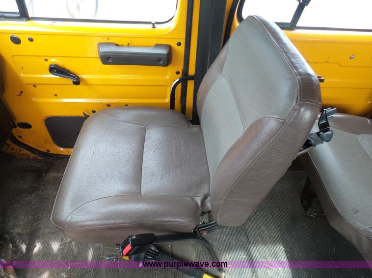 image for item BH9400 2001 International 4900 dump truck