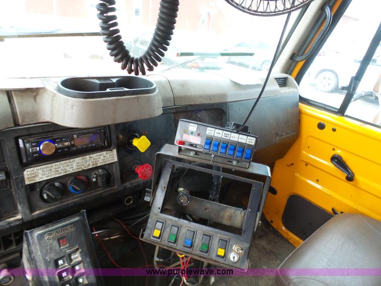 image for item BH9400 2001 International 4900 dump truck