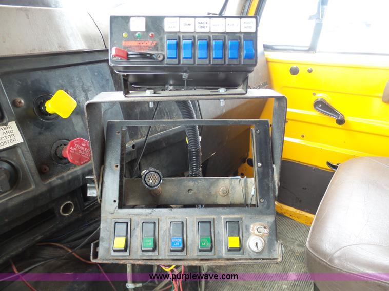 image for item BH9400 2001 International 4900 dump truck