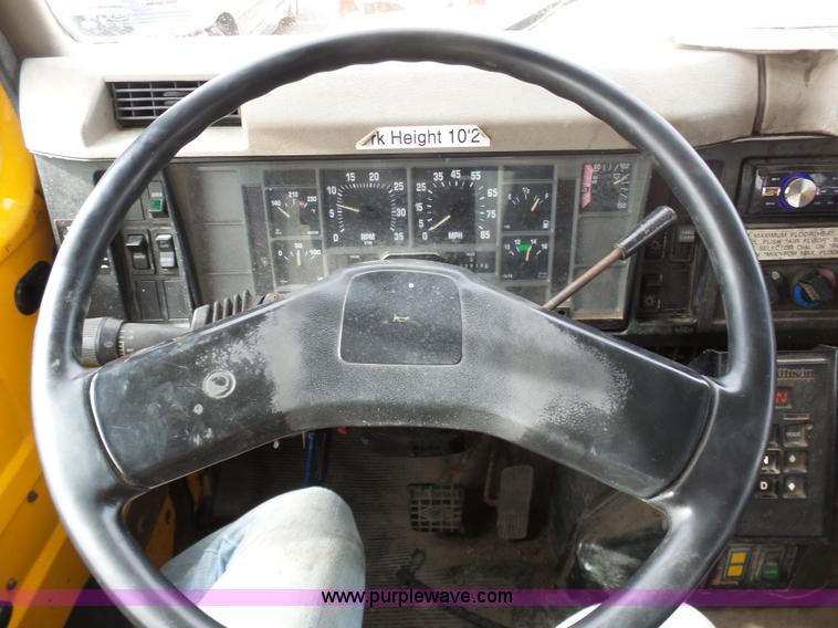 image for item BH9400 2001 International 4900 dump truck