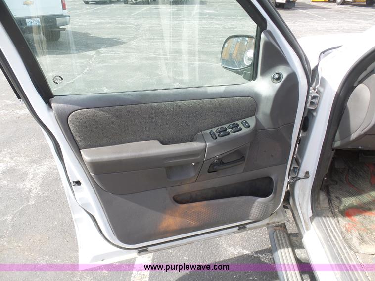 image for item BH9404 2004 Ford Explorer SUV