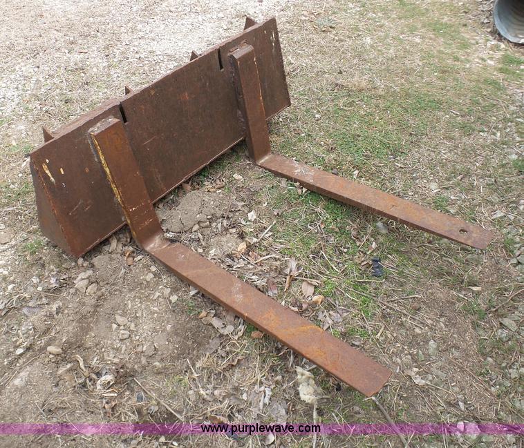 Skid steer forks in Freeman, MO Item BH9415 sold Purple Wave