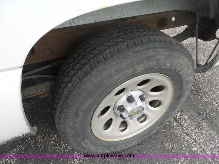 image for item BI9212 2005 Chevrolet Silverado 1500 pickup truck