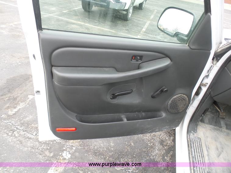 image for item BI9212 2005 Chevrolet Silverado 1500 pickup truck