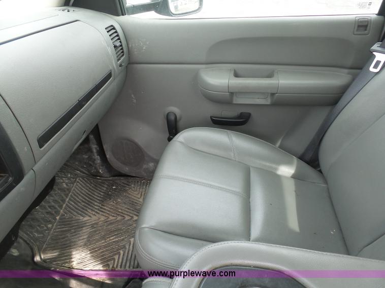 image for item BI9214 2007 Chevrolet Silverado 1500 pickup truck