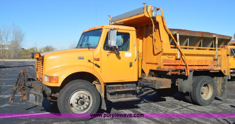 image for item I6294 2001 International 4900 dump truck