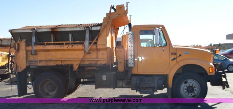 image for item I6294 2001 International 4900 dump truck
